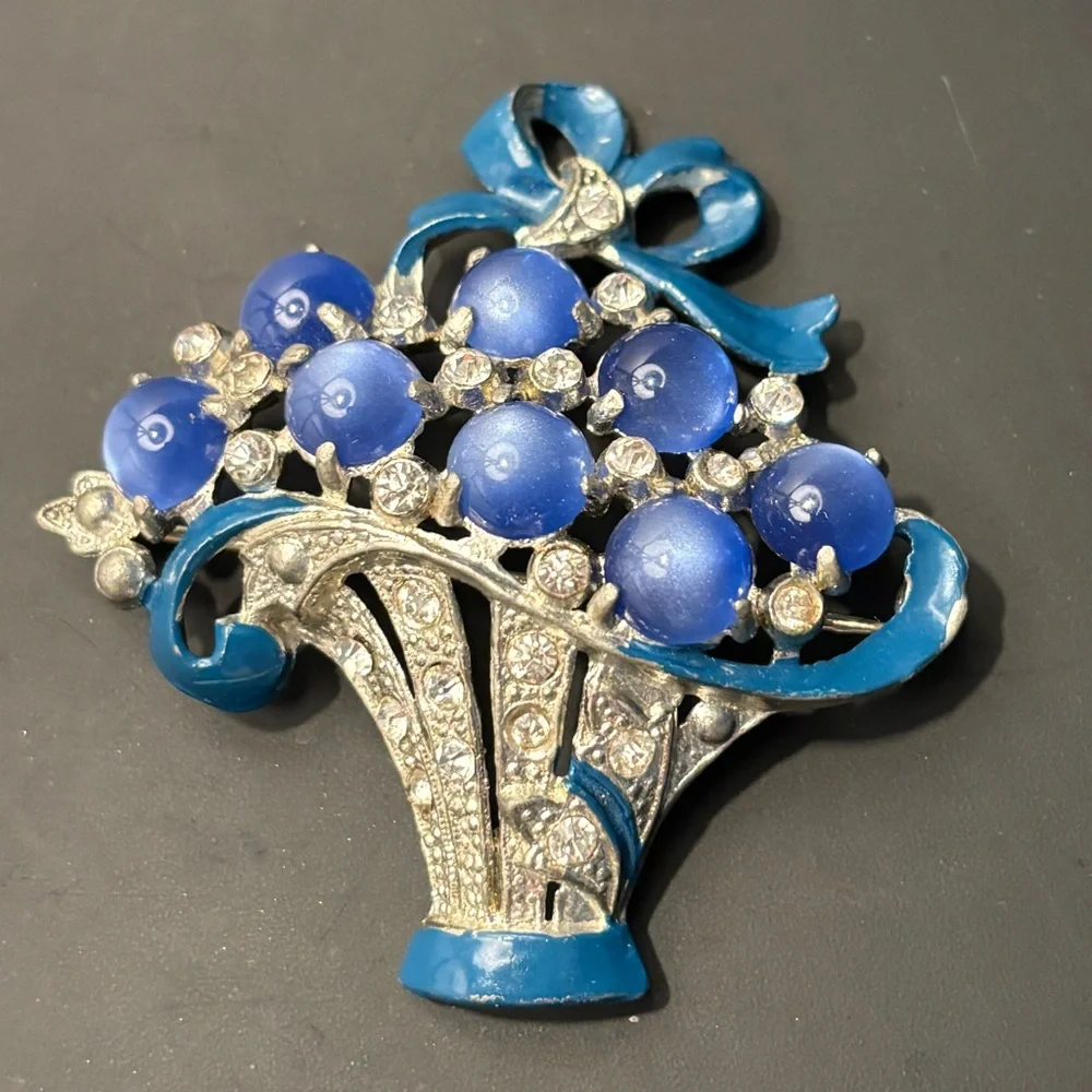 Vintage 1940s unsigned Coro moonglow carbochon blue stones flower basket brooch